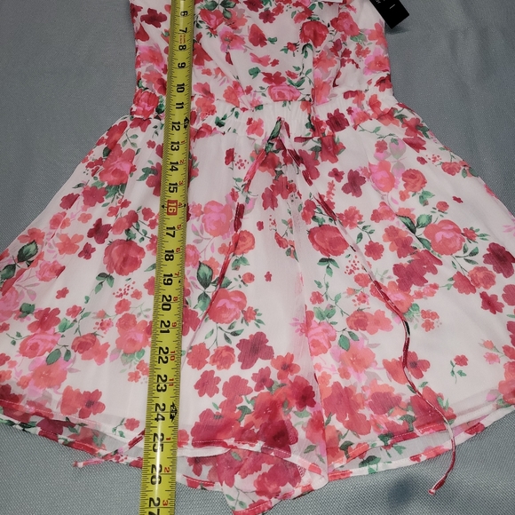 sleeveless floral romper - Picture 5 of 8